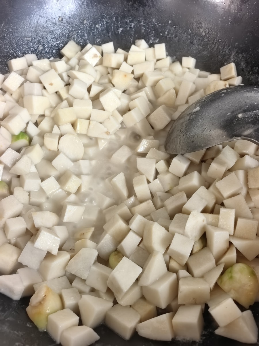 芋头下锅煸炒